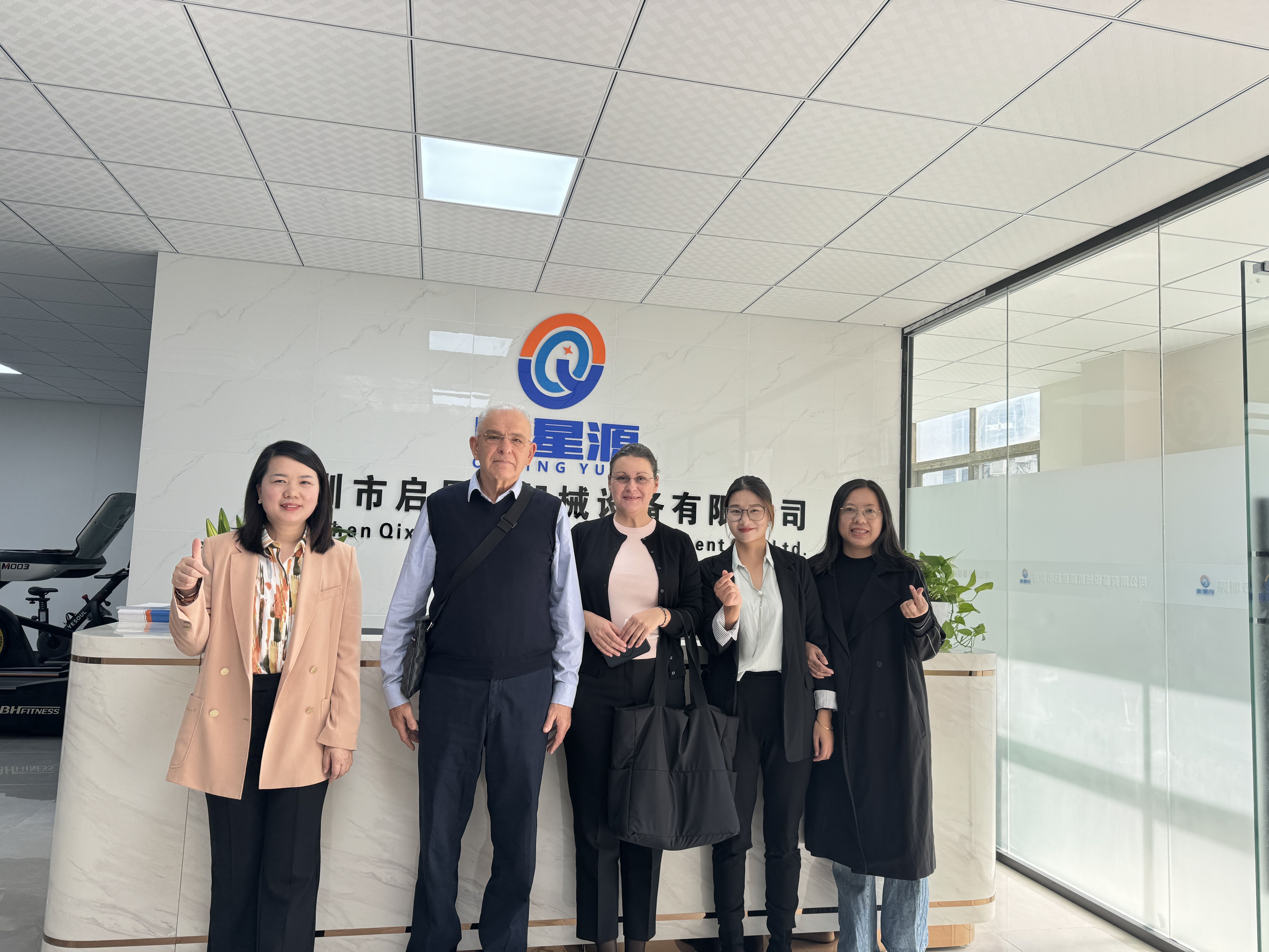 Hardly Welkom Mr.Savo en Mrs.Irena om Shenzhen Qixingyuan Machinery Equipment Co., Ltd. te bezoeken opnieuw
